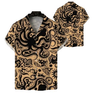 Peut inclure: Une chemise à manches courtes boutonnée de couleur beige avec un imprimé graphique noir répétitif représentant des poulpes, divers coquillages, des étoiles de mer et des formes de soleil. Elle possède un col cranté et des boutons blancs.