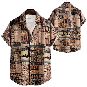 Può includere: Camicia a maniche corte con bottoni e un design patchwork unico. La camicia presenta una varietà di motivi nei toni del marrone, beige e blu. La camicia è mostrata dalla parte anteriore e posteriore, mostrando l'intero design.