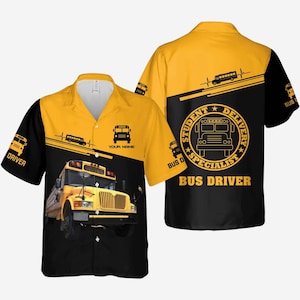 Puede incluir: Camisa abotonada amarilla y negra con un diseño de autobús escolar. La camisa presenta un gran gráfico de autobús escolar en la parte delantera y trasera, con las palabras "Bus Driver" y "Student Delivery Specialist". La camisa tiene mangas cortas y cuello.