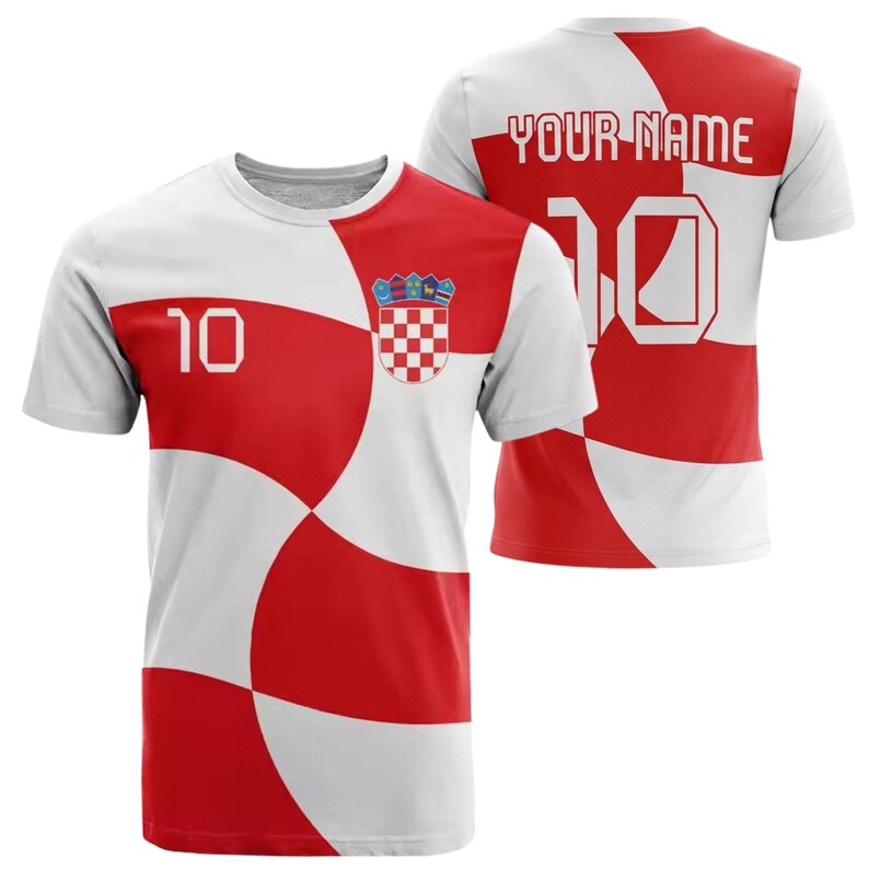 Pu&ograve; includere: Maglia da calcio bianca e rossa con il numero 10 sul davanti e sul retro. Il davanti presenta uno stemma croato e un motivo a scacchi rosso e bianco. Il retro ha il testo "YOUR NAME" sopra il numero 10.