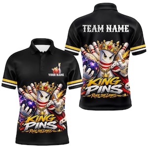 Peut inclure: Une tasse en céramique blanche avec une anse noire et l'inscription "But First, Coffee" en gras noir. La tasse est posée sur un fond flou, suggérant un cadre chaleureux.