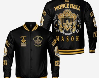 Puede incluir: Chaqueta universitaria negra y dorada con símbolos masónicos y texto. La chaqueta presenta las palabras "Prince Hall" y "Mason" de forma destacada, junto con otros emblemas masónicos y el número "357". La chaqueta tiene rayas doradas en el cuello, los puños y el dobladillo.