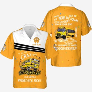 Puede incluir: Camisa amarilla y blanca de manga corta con un gráfico de autobús escolar. La camisa presenta texto que incluye "I'm the Crazy Bus Driver" y "Your Mother Warned You About!". La parte posterior de la camisa tiene texto adicional y una ilustración de autobús escolar.