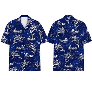 Op de afbeelding: Een donkerblauw overhemd met korte mouwen en knoopsluiting, voorzien van een herhalend wit grafisch patroon van haaien en oceaangolven. Het ontwerp bevat gestileerde, op tribal geïnspireerde haaiensilhouetten, kolkende waterstromen en kleine belletjes.