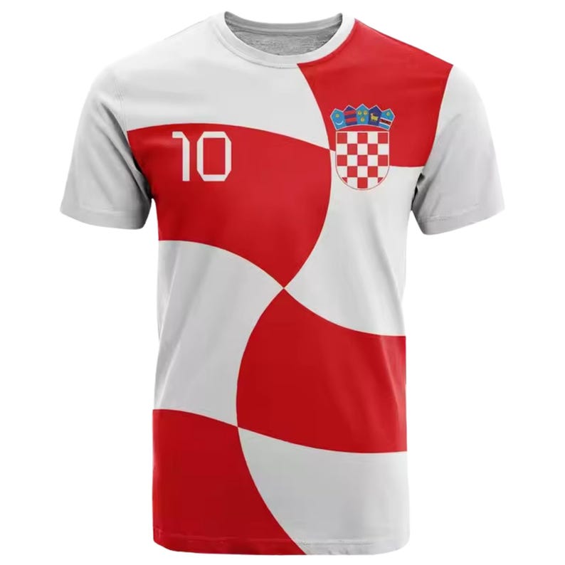 Pu&ograve; includere: Maglia da calcio bianca e rossa con il numero 10 sul davanti. La maglia presenta un design a bandiera croata con un motivo a scacchi e uno stemma sul petto. Ha maniche corte e girocollo.