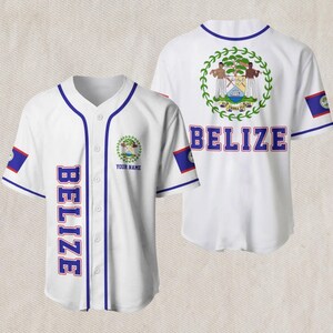 Può includere: Maglia da baseball bianca con finiture blu e la scritta "BELIZE" in lettere blu. La maglia presenta lo stemma del Belize e una toppa con la bandiera sulla manica. Anche il retro della maglia mostra la scritta "BELIZE" in lettere blu.