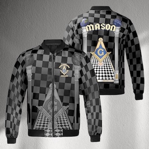 Può includere: Giacca bomber a scacchi neri e grigi con simboli massonici. La giacca presenta una chiusura con cerniera, polsini a coste e colletto. La parte anteriore mostra un emblema massonico, mentre il retro presenta la scritta "MASON" e altri simboli.