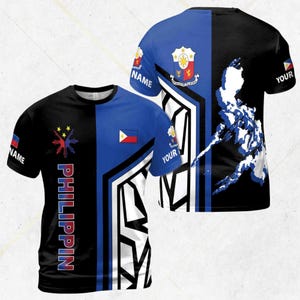 Puede incluir: Una camiseta de manga corta con la bandera de Filipinas. El diseño está dividido verticalmente, con un lado negro y otro azul. La camiseta incluye el texto "PHILIPPIN" y la bandera filipina.