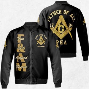 Puede incluir: Chaqueta bomber negra con texto dorado y símbolos masónicos. La parte delantera dice "Free & Accepted Masons" y "Your Lodge Name". La parte trasera muestra "Father of All" con el año 1784 y las letras "PHA".
