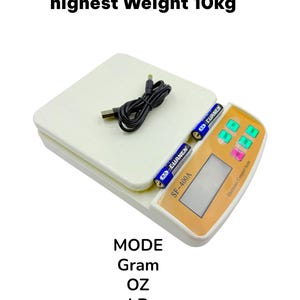 Peut inclure: Balance de cuisine électronique blanche avec écran numérique et boutons verts. La balance a une capacité maximale de 10 kg. Elle comprend un câble USB et des piles. Le texte sur la balance indique "SF-400A" et "Electronic Compact Scale".
