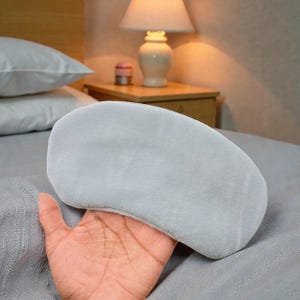 Pu&ograve; includere: Una mascherina per dormire grigio chiaro realizzata in materiale morbido. La mascherina &egrave; tenuta in mano ed &egrave; progettata per bloccare la luce e favorire il sonno. La mascherina &egrave; di colore uniforme e ha una forma curva per adattarsi ai contorni del viso.