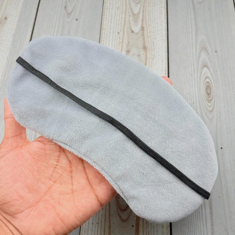 Pu&ograve; includere: Una mascherina per dormire grigio chiaro con un elastico nero. La mascherina &egrave; realizzata in un materiale morbido e felpato ed &egrave; progettata per bloccare la luce per un sonno migliore. La mascherina &egrave; di forma ovale.