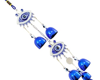Op de afbeelding: Een blauwe en zilveren Evil Eye-bedel met een blauwe kwast. De bedel heeft twee oogvormige hangers met blauwe en witte details, verbonden door een ketting met drie blauwe belvormige hangers.