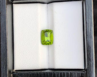 Natürlicher Apfelgrüner Peridot Edelstein | 2.35 Karat Smaragdschliff