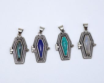 Colgante de pastillero de piedra de plata de ley: dije de collar con forma de ataúd