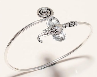 Splendido bracciale rigido in argento sterling con elefante sbalzato, larghezza 47 mm, 86,7 g - Italia