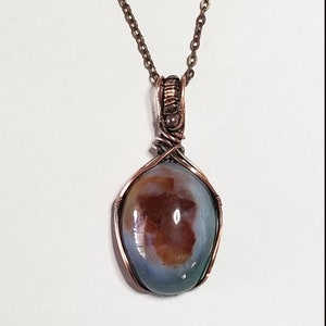 Pendentif indonésien en bois pétrifié et wirewrap de cuivre