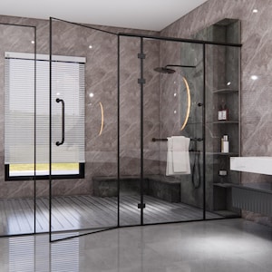 Könnte beinhalten: Modernes Badezimmer mit einer Glas-Duschkabine mit schwarzen Rahmen. Die Dusche verfügt über einen Regenduschkopf und einen Handtuchhalter. Die Wände sind mit einem marmorähnlichen Muster versehen, und der Raum hat ein großes Fenster mit Jalousien.