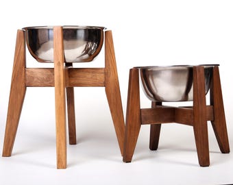 Soporte elevado para comedero de perro hecho a mano en madera de aliso: Comedero para mascotas de estilo rústico