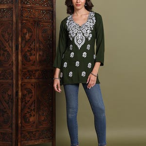 ChikanKari Rayon Baumwoll Kurzes Top | Bestickte Lucknowi Chikankari Short Kurti | Mehndi Viskose Chikankari Kurze Kurta