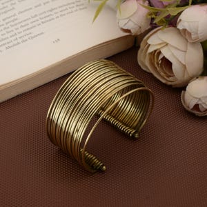 Gold Draht Gewickelt Armreif: Brutalist Statement Schmuck