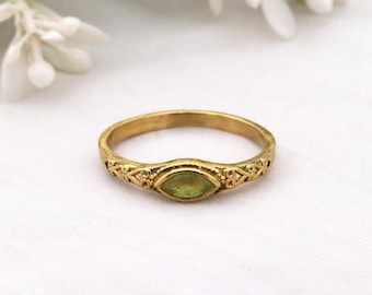 Vintage Gold Peridot Ring, Dainty Green Gemstone Band, Minimalist Filigree Jewelry, Unique Promise Ring, Handmade Boho Style Gift