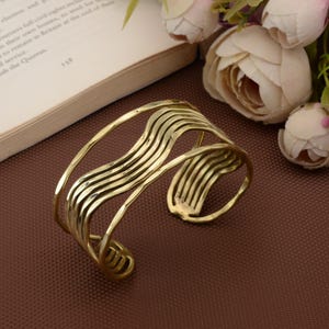 Gold gewelltes Manschette Armband - Minimalistischer verstellbarer Armreif - moderner Statement Schmuck