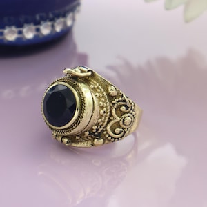 Schwarzer Onyx Poison Ring, ethnischer Poison Ring, handgemachter Ring, Geheimer Ring, Messing Ring, Statement Ring, handgemachter Ring, Boho Ring, Geschenk für sie