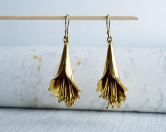 Lilie Tropfen-Ohrringe in Gold- Zarte Blumen Ohrringe, Perfekte Hochzeits Schmuck, Ein Symbol für Reinheit und Eleganz