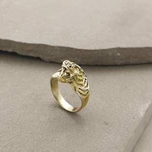 Tiger ring, Bold tiger head in solid gold, Decorative animal ring, Fierce zodiac jewelry, Powerful streetwear accessory