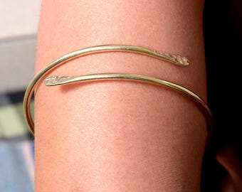Minimalist Gold Open Cuff Bracelet – Hammered Gold Bangle – Adjustable Dainty Stackable Bracelet – Modern Boho Jewelry Gift for Her