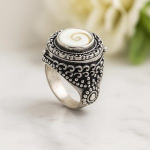 Eye of Saint Lucia ring, imposing and finely carved setting, vintage Brass Pillbox Ring, Boho Secret Locket Ring, Hidden Compartment Ring