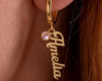 Boucles d'oreilles prénom avec pierre de naissance, Boucles d'oreilles prénom vertical, Boucles d'oreilles délicates avec pierre de naissance, Bijoux d'anniversaire personnalisés, Idées cadeaux pour le mois de naissance