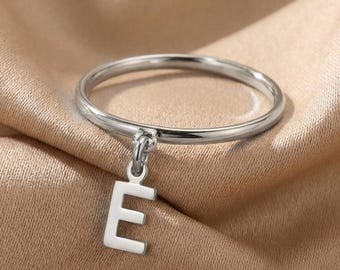 Bague initiale en argent sterling, breloque lettre personnalisée, bague initiale pendante personnalisée, bague empilable délicate, cadeau pour elle