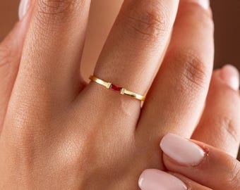 Bague pierre de naissance délicate, bague pierre de naissance baguette personnalisée, bague empilable, bague pierre de naissance mère, bijoux personnalisés