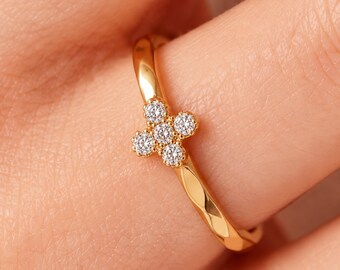 Bague sertie de diamants en grappe, bague délicate en zircon cubique, bijou de mariée minimaliste, cadeau d'anniversaire pour épouse