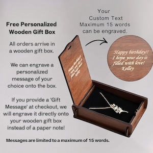 Op de afbeelding: Open houten geschenkdoos met een gouden ketting erin. De doos is gegraveerd met een gepersonaliseerde boodschap. Tekst op de doos luidt "Gratis gepersonaliseerde houten geschenkdoos" en "Gelukkige verjaardag!! Ik hoop dat je dag vol liefde is! Kelley."