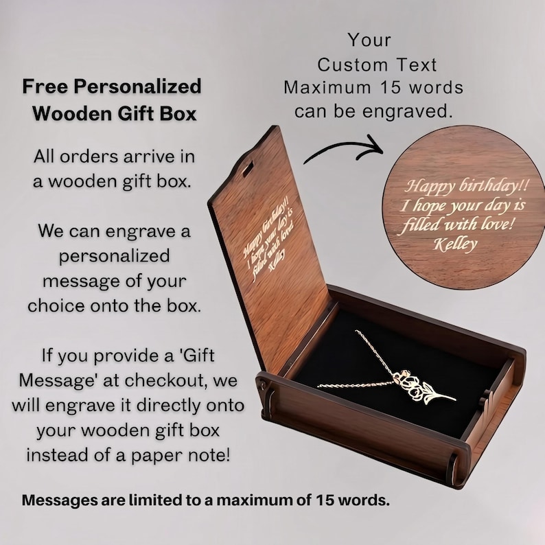 Op de afbeelding: Open houten geschenkdoos met een gouden ketting erin. De doos is gegraveerd met een gepersonaliseerde boodschap. Tekst op de doos luidt "Gratis gepersonaliseerde houten geschenkdoos" en "Gelukkige verjaardag!! Ik hoop dat je dag vol liefde is! Kelley."
