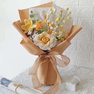 Handgefertigter Häkelblumenstrauß, Doppelschicht-Sonnenblume, Tulpen, Lilie, Schneebeere, Eukalyptus, Wohnkultur, Geschenk für Mutter, Hochzeit