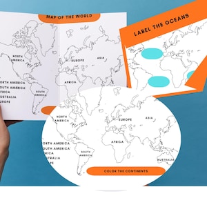 Puede incluir: Mapas educativos del mundo con los textos "MAP OF THE WORLD", "LABEL THE OCEANS" y "COLOR THE CONTINENTS". Los mapas son blancos con contornos negros, acentos naranjas y azules. Se presentan sobre un fondo azul.