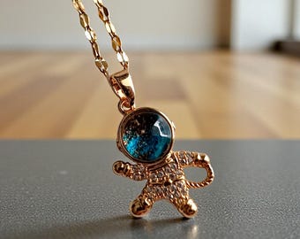 14K Vergoldete Astronauten Halskette, Zirkon Spaceman Anhänger mit Galaxy Helm, himmlischen Schmuck, Space Lover Geschenk für Sie
