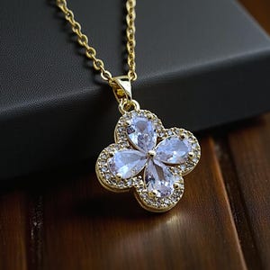 Vergoldete Edelstahl-Vierblatt-Klee-Halskette mit Zirkon-Steinen, Glücksbringer-Schmuck, elegantes Geschenk für Frauen, Glücksklee-Schmuck