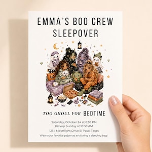 Puede incluir: Una tarjeta de invitación rectangular para una fiesta de pijamas con el texto EMMA'S BOO CREW SLEEPVOVER y TOO GHOUL FOR BEDTIME. La ilustración muestra a cinco personajes diversos en pijama rodeados de decoración de Halloween, pizza y estrellas.