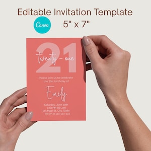 Puede incluir: Una plantilla de invitación de color coral, de 12,7 cm x 17,8 cm, sostenida por manos. El diseño presenta las palabras "twenty-one" y detalles del evento, incluyendo un nombre, fecha, hora e información de RSVP. El logotipo de Canva es visible.