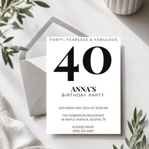 Puede incluir: Una tarjeta de invitación blanca con texto negro, que incluye "FORTY, FEARLESS & FABULOUS" y "40". La tarjeta es para la fiesta de cumpleaños de Anna, con la fecha, la hora y el lugar. Un sobre gris está detrás de la tarjeta.