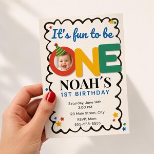 Puede incluir: Una tarjeta de invitación de cumpleaños rectangular con un borde negro festoneado. El texto dice It's fun to be ONE, NOAH'S 1ST BIRTHDAY, con detalles del evento como Saturday, June 14th, 3:00 PM, 123 Main Street, City, RSVP: Mom, 555-555-5555.