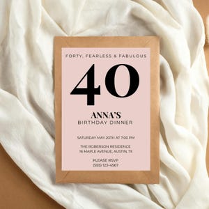 Puede incluir: Una tarjeta de invitación de cumpleaños con el texto "FORTY, FEARLESS & FABULOUS" y un gran "40". La tarjeta es para "ANNA'S BIRTHDAY DINNER" el 20 de mayo a las 19:00. Incluye información RSVP y dirección.