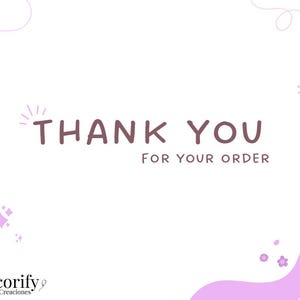 Może przedstawiać: Białe tło z napisem "THANK YOU FOR YOUR ORDER" w ciemnym kolorze malwy. Obraz ma dekoracyjne fioletowe akcenty, w tym błyskotki i kwiatowy wz&oacute;r. Logo Decorify znajduje się na dole.