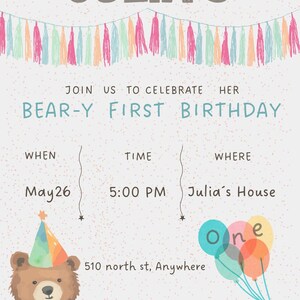 Może przedstawiać: Pastelowe zaproszenie na pierwsze urodziny. Tekst "JULIA'S" znajduje się na g&oacute;rze, a pod nim "BEAR-Y FIRST BIRTHDAY". Szczeg&oacute;ły obejmują datę, godzinę i miejsce. Przedstawiono misia w czapeczce urodzinowej.