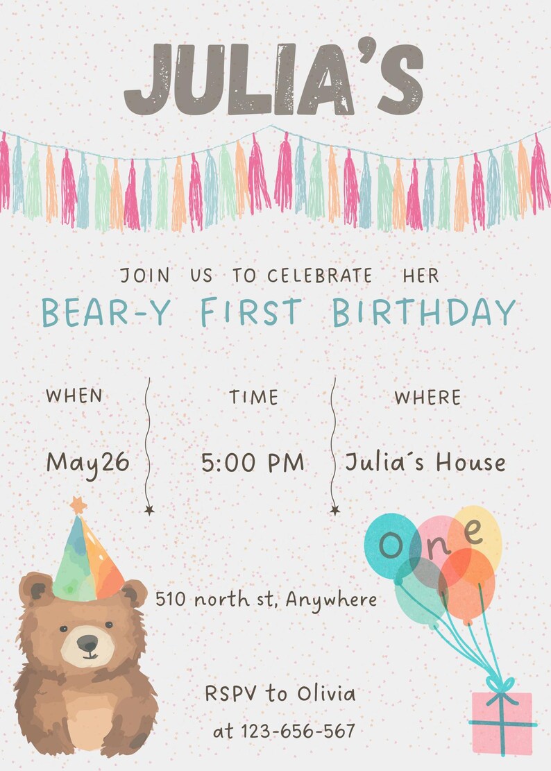 Może przedstawiać: Pastelowe zaproszenie na pierwsze urodziny. Tekst "JULIA'S" znajduje się na g&oacute;rze, a pod nim "BEAR-Y FIRST BIRTHDAY". Szczeg&oacute;ły obejmują datę, godzinę i miejsce. Przedstawiono misia w czapeczce urodzinowej.